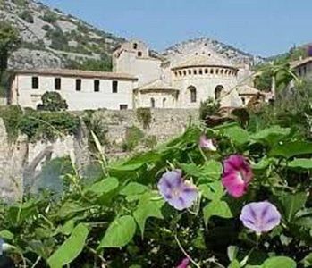 L'Abbaye de Saint Guilhem le désert à 45min de la plage de Vias